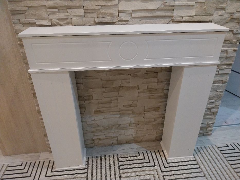 Biały drewniany  portal kominkowy kinsola