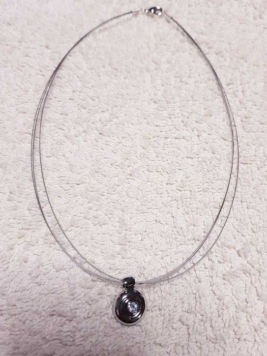 Naszyjnik Wisiorek z cyrkonią na potrójnym łańcuszku