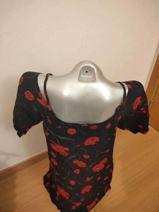 Vestido curto com uma estampa floral de papoilas vermelhas em fundo preto Tezenis