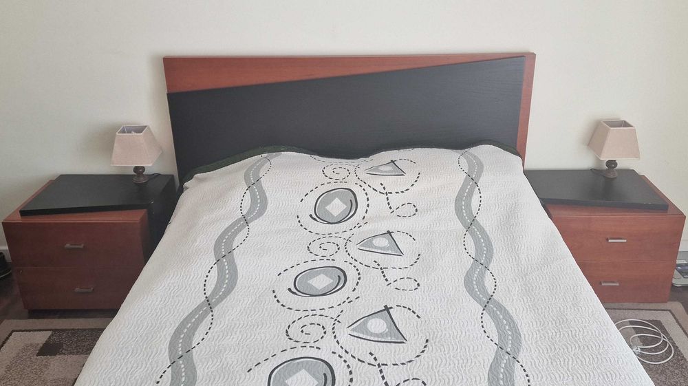 Cama de casal + Mesas de cabeceira + Estrado + Colchão (Oferta 3 tapetes)