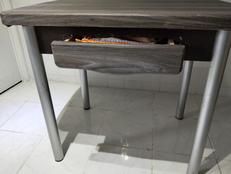 Mesa de cozinha boa madeira.e pés Inox escovado..