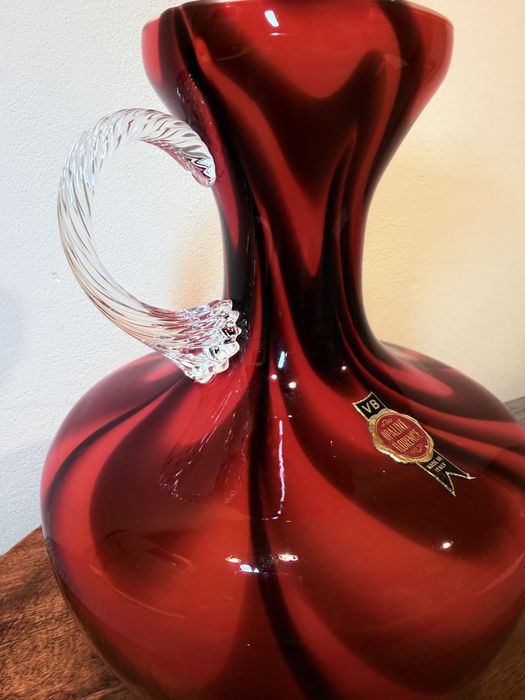 Ładny opalany czerwony dzban