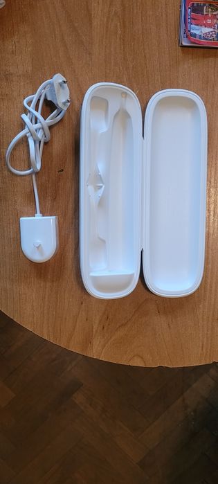 Etui do ładowania szczoteczki oraz ładowarka firmy Philips nowe