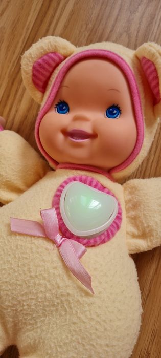 Fisher Price lalka że świecącym sercem serduszkiem.