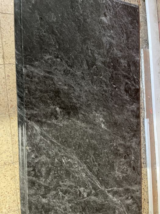 Mesa de centro de sala com tampo em mármore