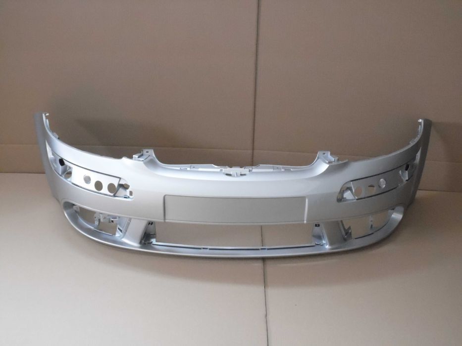 VW Golf 5 V PLUS 05-09r zderzak przedni w kolorze srebrnym LA7W