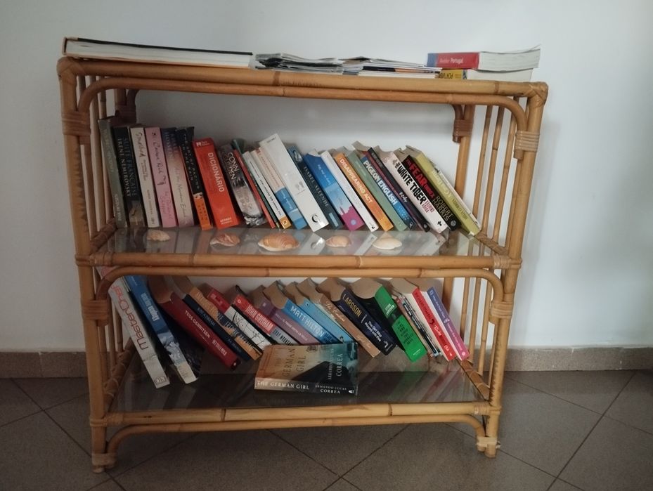Estante de bambu e prateleiras de vidro