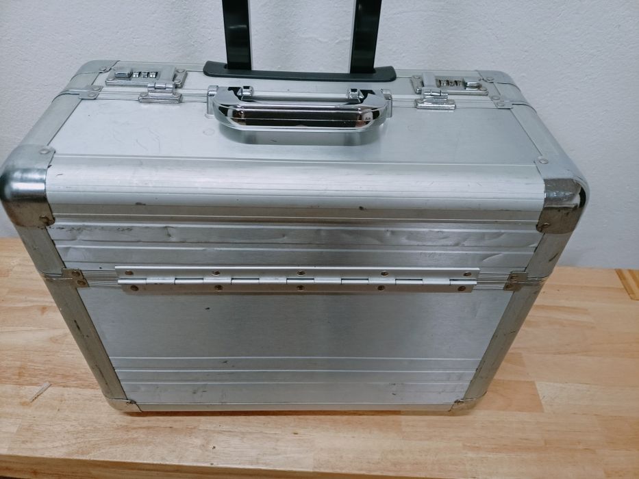 Teczka,walizka aluminiowa na kółkach.