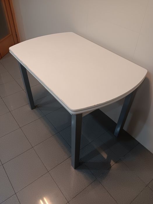 Mesa de cozinha com cadeiras