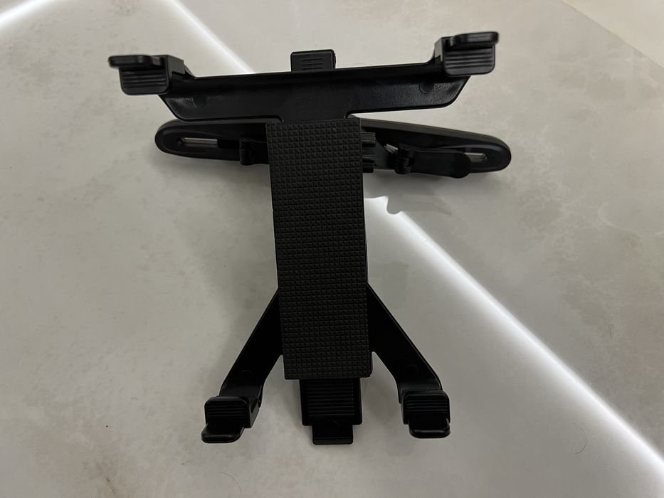 Uniwersalny uchwyt samochodowy na zagłówek