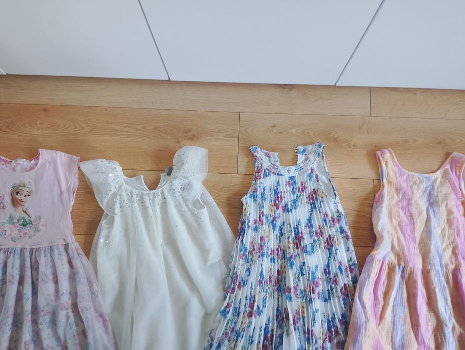 Sukienki 122/128 7 sztuk