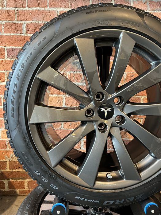 Koła Zimowe 19 Tesla Y Long Range 255/45R19 Performance 2025 Pirelli