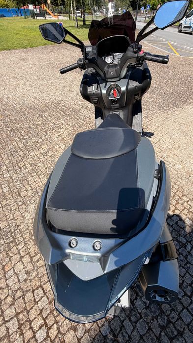 Vendo maxi scooter KYMKO XCiting 400I ABS em excelente estado