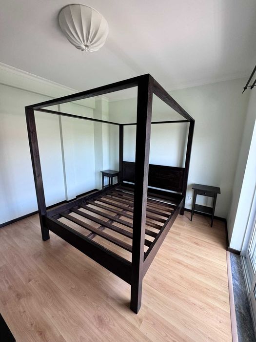 Cama de dossel Area Infinita em madeira de teca