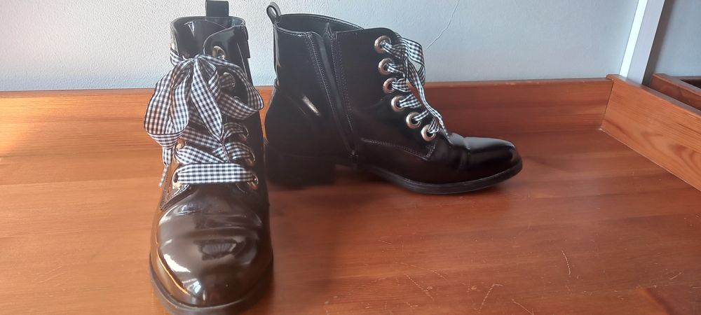 Eleganckie buty lakierki MOHITO