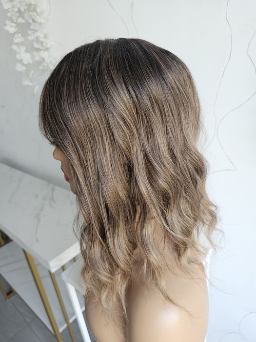 Tupet topper brąz blond sombre Sofi fale z grzywką 40 cm naturalny efekt zagęszczenie włosów