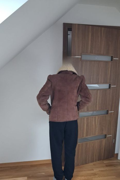 Młodzieżowy krótki kożuszek