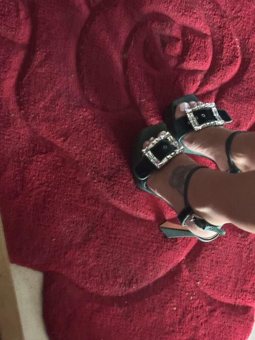 Ekskluzywne szpilki Dolce & Gabbana – elegancja w najlepszym wydaniu!