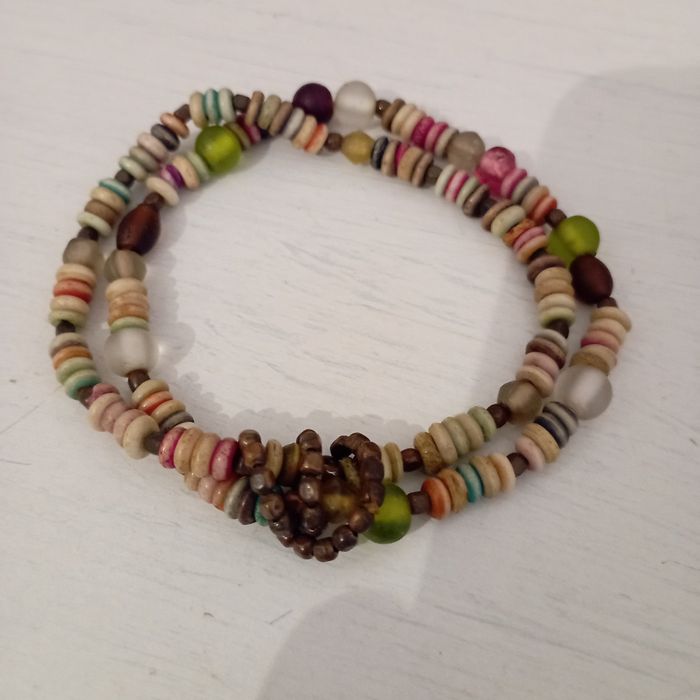 Pulseira com vários tamanhos de pedras, multicoloridas