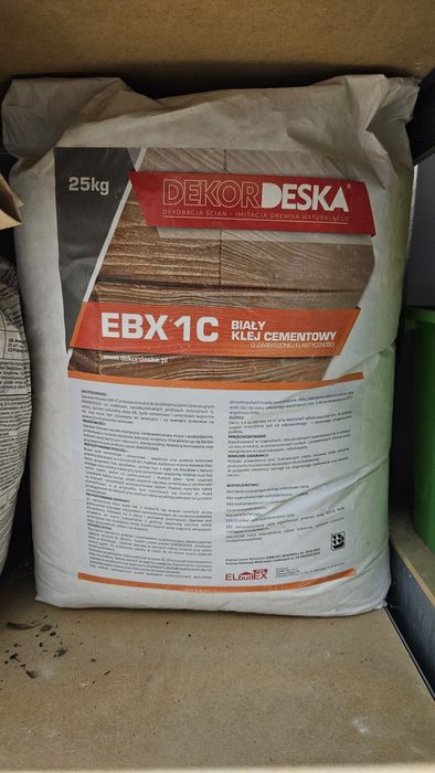 Biały klej cementowy dekor deska