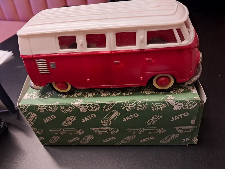 Brinquedos e carros miniaturas  da Pepe clássico.