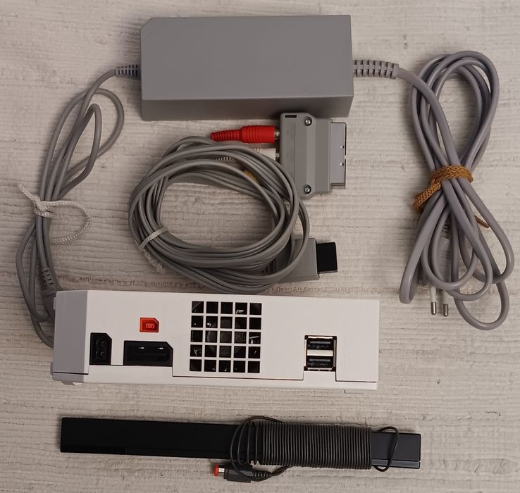 Nintendo Wii White Console + Connection Cables64354201659907122