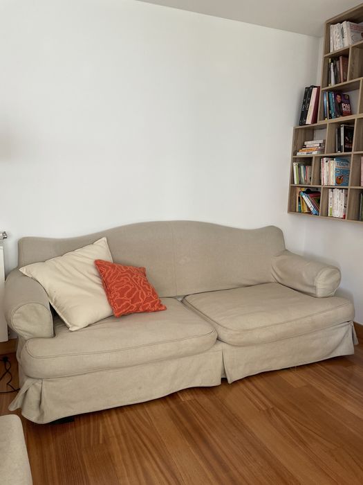 Sofá beige espaçoso