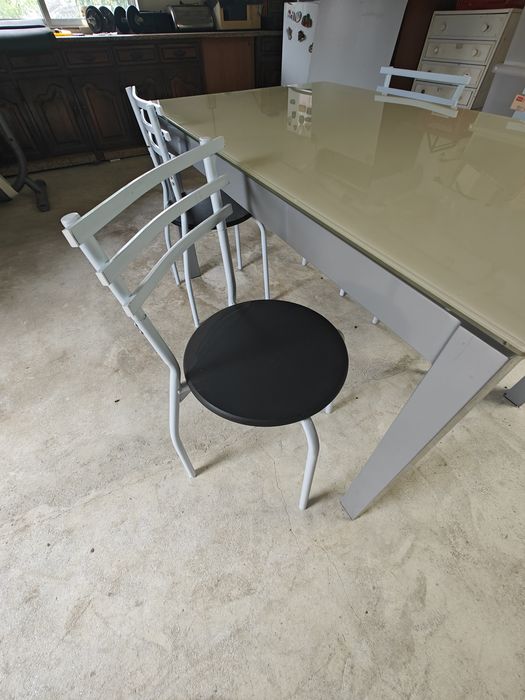 Vendo Mesa e 4 Cadeiras
