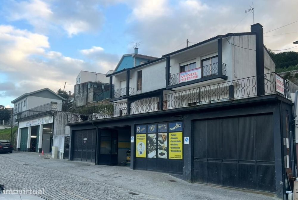 Moradia T4 com 3 lojas arrendadas e área edificada de 665m2