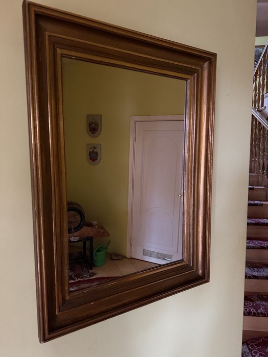 Lustro w drewnianej ramie