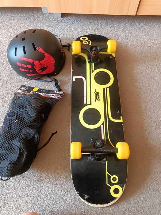 Deskorolka plus zestaw ochraniaczy i kask.