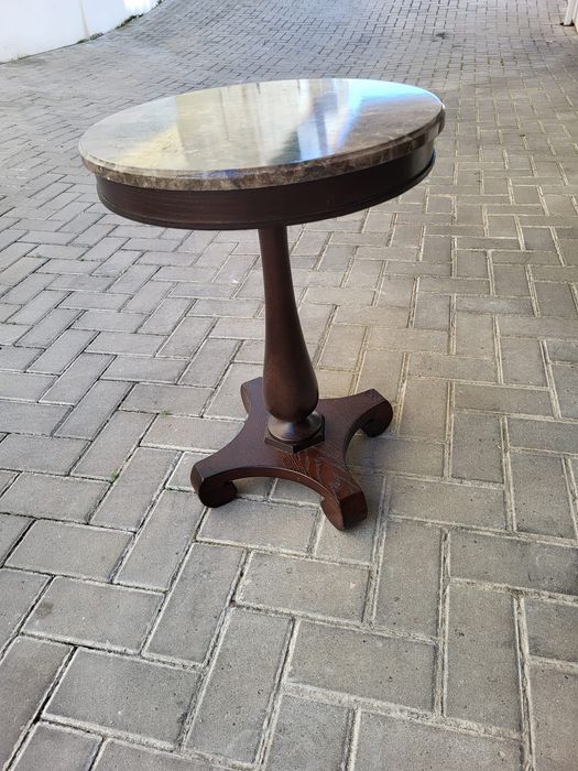Mesa de apoio redonda com tampo em mármore - 45 cm