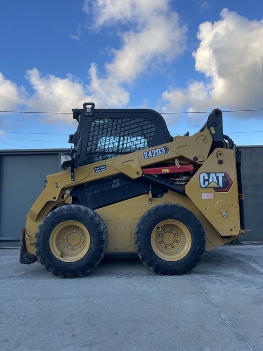 Mini pá carregadora Caterpillar 242D3