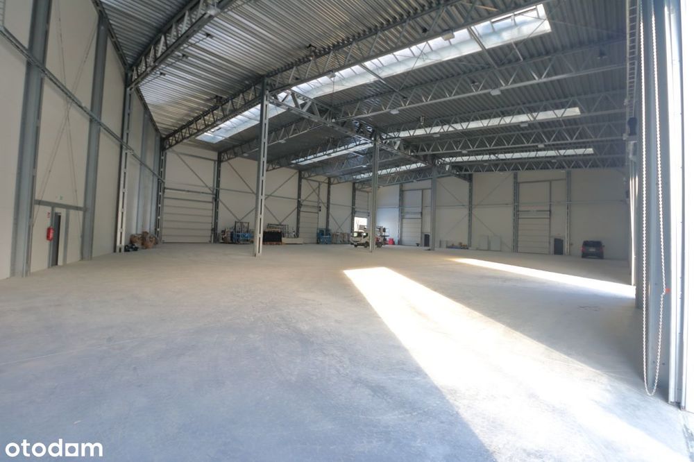 Wysoka nowowybudowana hala magazynowa