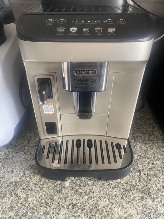 Vendo máquina de café DeLonghi Magnifica Evo em excelente estado