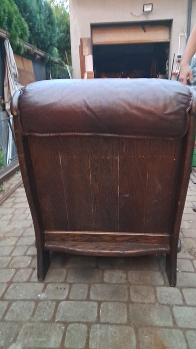 Antyczny fotel skórzany