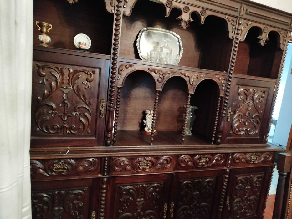 Móvel de sala, com talha