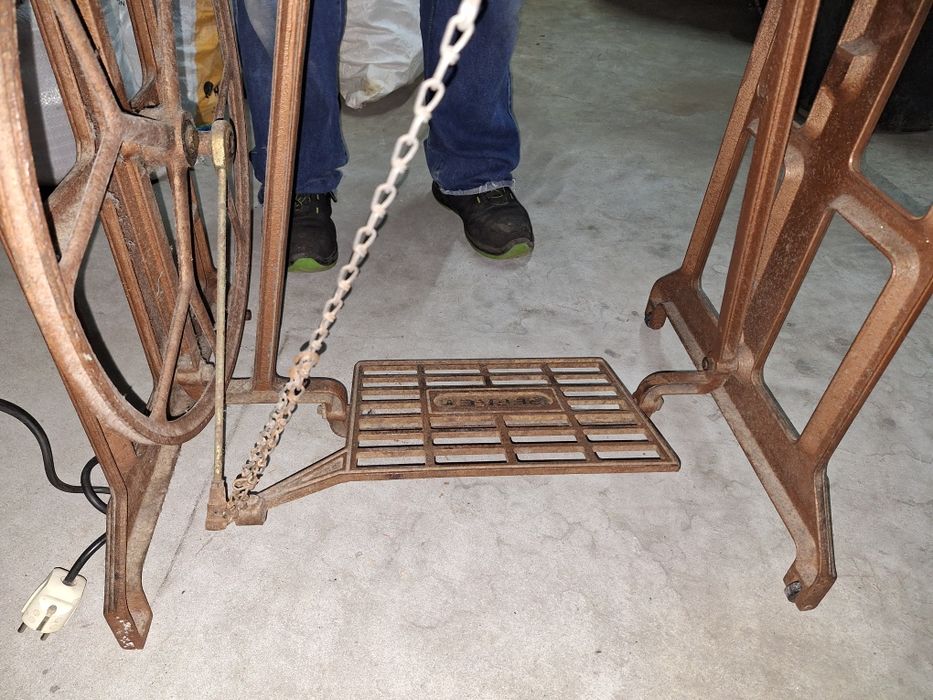 Maquina de Costura Eléctrica Singer com Mesa