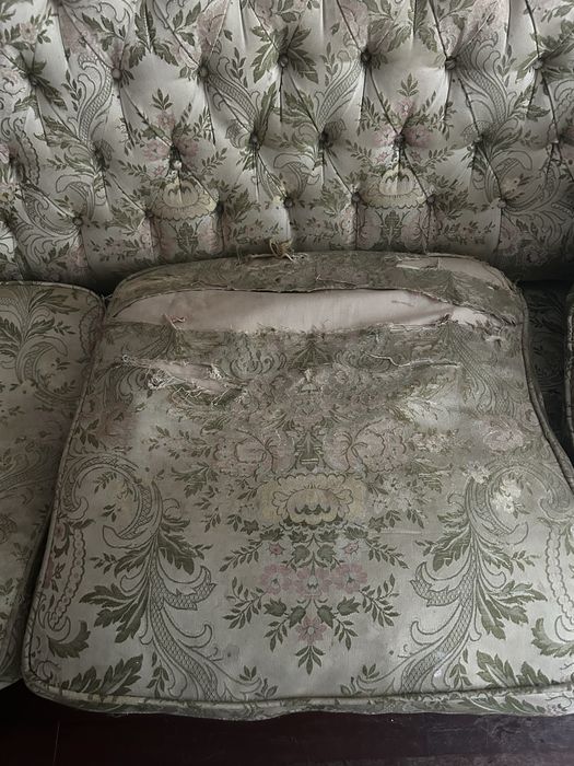 Sofá de três lugares estilo clássico