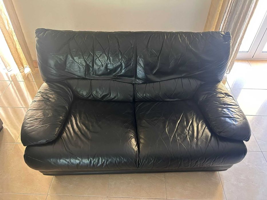 Sofá de pele preto (2 lugares). Material de qualidade