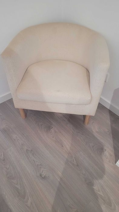 Cadeirão beje quarto