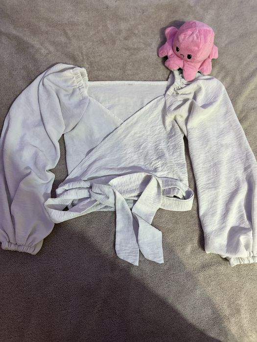 Блузи  білі.