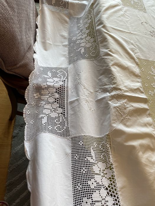 Toalha de mesa bordada c aplicacoes renda feita á mao. Estrear, jantar