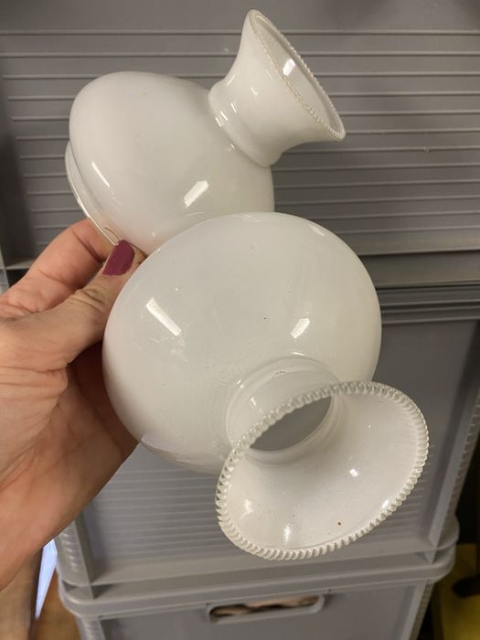 Dwa białe małe klosze do lampy żyrandola