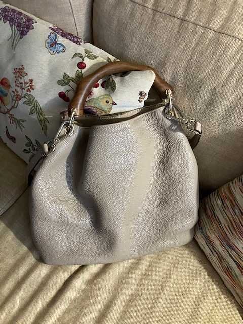 Mala Carolina Herrera, com madeira