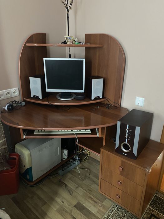 Кутовий комп‘ютерний стіл