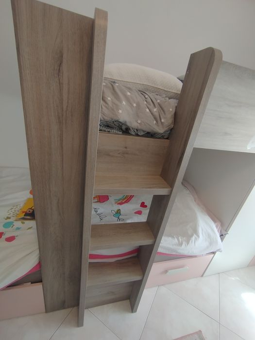 Beliche rosa cinzento e branco com roupeiro