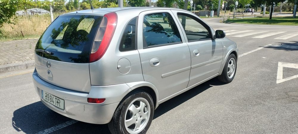 Opel Corsa 1.2 em bom estado geral