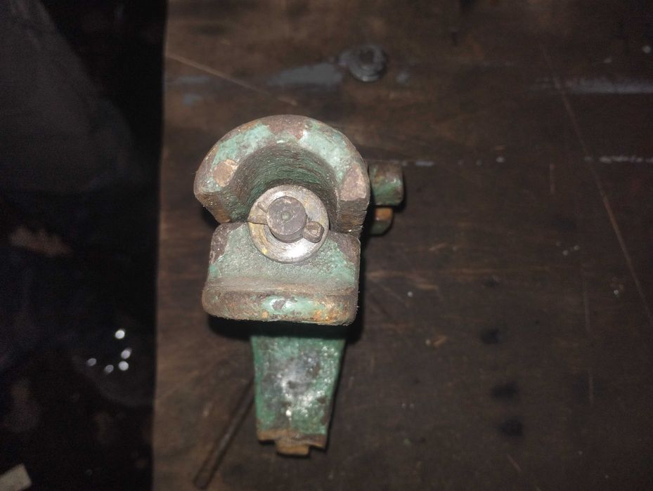 Małe żeliwne imadło imadełko