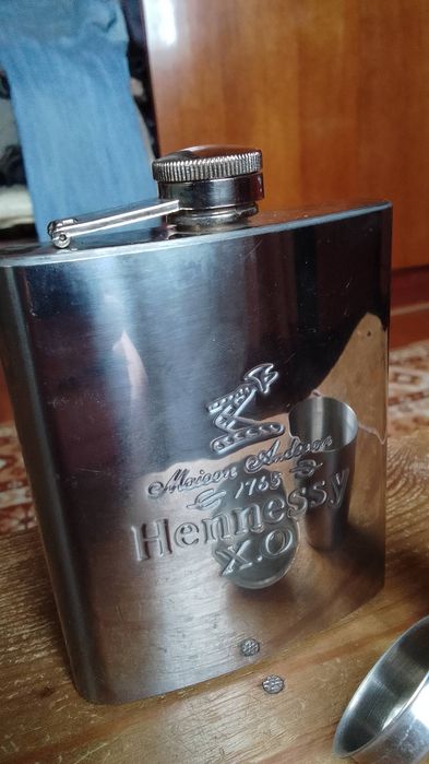 Фляга для питьевых продуктов на 250 мл, в комплекте рюмочка и Лейка.